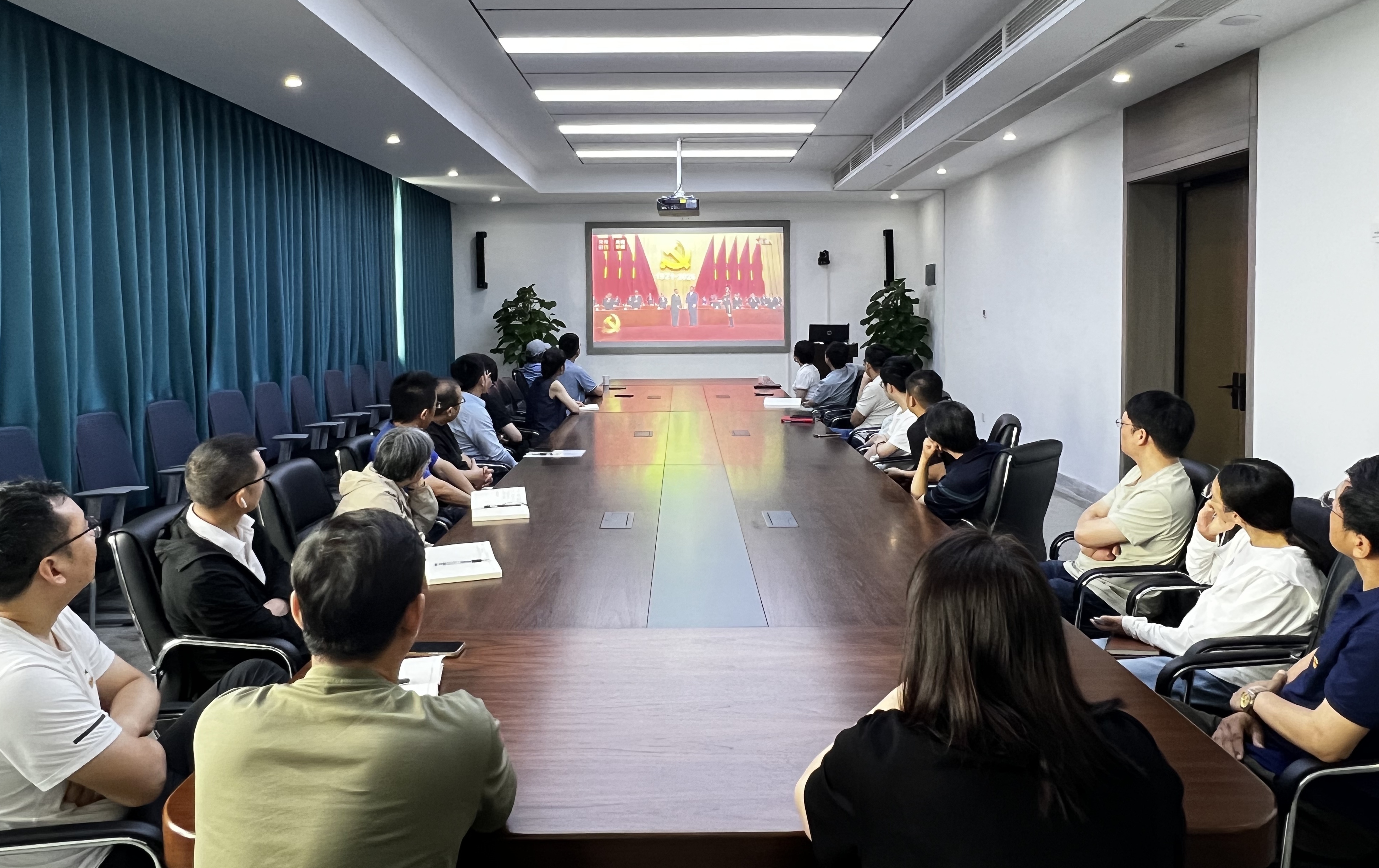 等离子体所组织收看庆祝中国共产党成立1...
